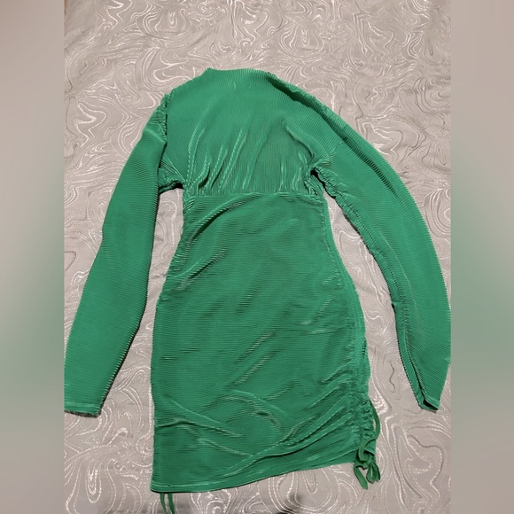 Pretty Little Thing plt Green Plisse Detail Long Sleeve Ruched Bodycon Dress - Picture 2 of 4